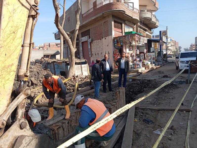 محافظ كفر الشيخ يكلف بسرعة إصلاح هبوط أرضي بخط إنحدار محطة الصرف بالعجوزين.. صور