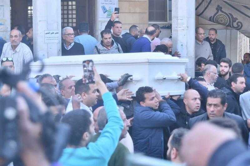 حشود كبيرة تؤدي صلاة الجنازة على الموسيقار حلمي بكر