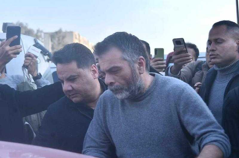 نجل حلمي بكر يتقدم المؤديين لصلاة الجنازة على والده
