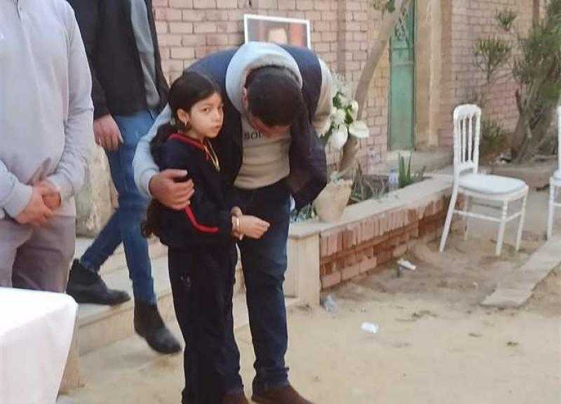 شاهد صورة نجلة حلمي بكر خلال جنازة والدها