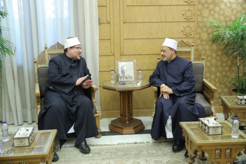 وزير الأوقاف وقياداتها يُهنئون الإمام الأكبر بحلول شهر رمضان