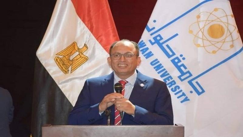 رئيس جامعة حلوان يجتمع مع فريق وحدة التخطيط الاستراتيجي
