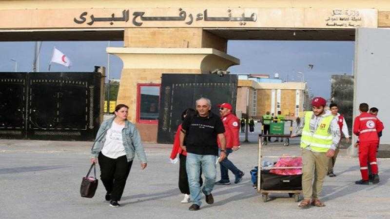 من أمام ميناء رفح البري.. وفد إيطالي يطالب بوقف إطلاق النار في غزة