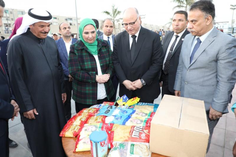 وزيرة التضامن ومحافظ القاهرة يوزعان 3 آلاف كرتونة رمضان على المستحقين