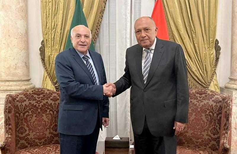 وزير الخارجية يجري مباحثات مع نظيره الجزائري على هامش اجتماع وزراء الخارجية العرب