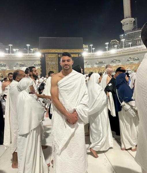 ياسر إبراهيم يؤدي مناسك العمرة قبل لقاء الأهلي والزمالك