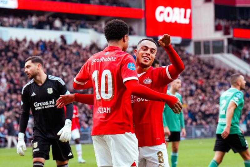 أيندهوفن يفوز على جو أهيد إيجلز ويعزز صدارته للدوري الهولندي