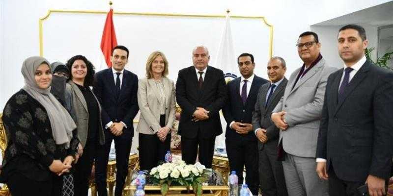 برعاية البنك الزراعي المصري.. محافظ قنا يعلن البدء في توزيع بونات شراء مواد غذائية للفئات الأولى بالرعاية
