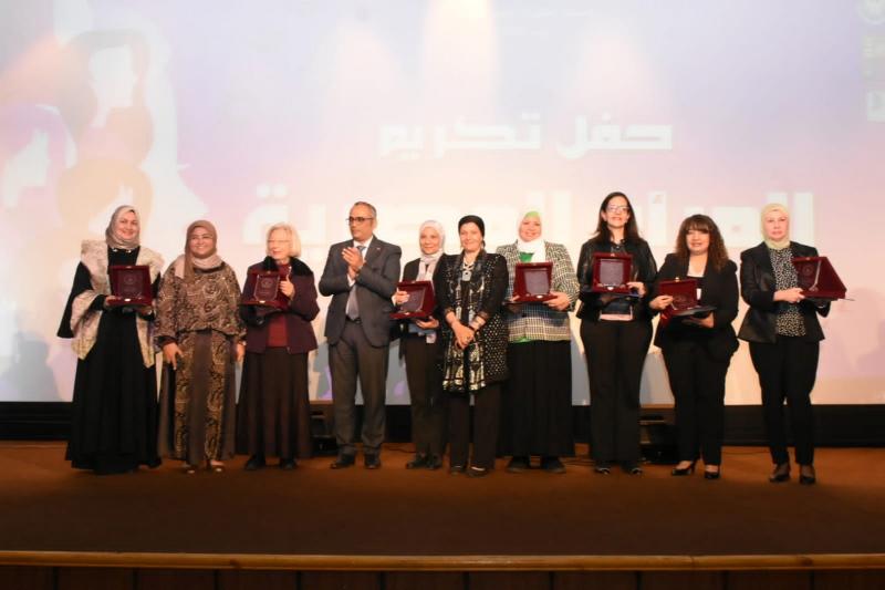 رئيس هيئة قصور الثقافة يشهد احتفالية تكريم المرأة المصرية بمسرح السامر | صور