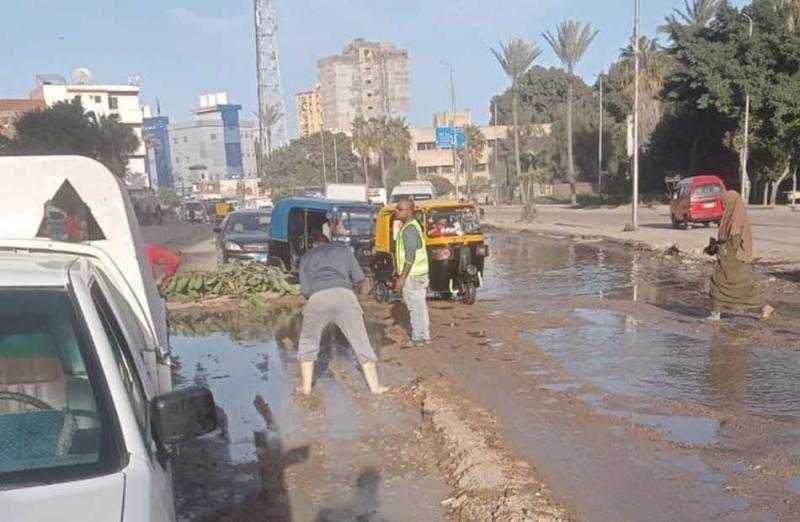 إصلاح كسر ماسورة مياه في شارع مصطفى كامل الرئيسي بالإسكندرية| صور
