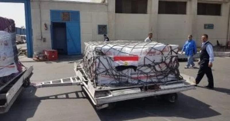 مصر تواصل إسقاط المساعدات الإنسانية على قطاع غزة
