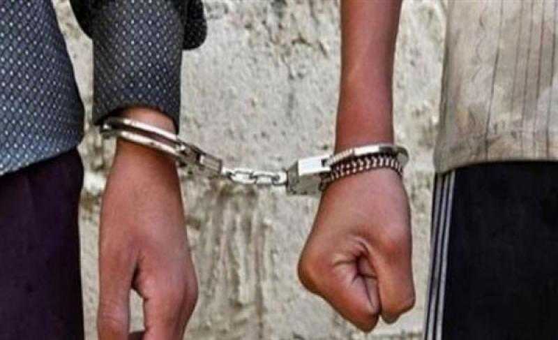 ضبط المتهم بسرقة أغطية بالوعات الصرف الصحى بالقاهرة