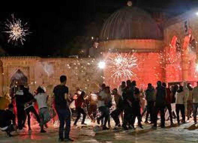 الاحتلال الإسرائيلى يُهاجم مئات المُصلين بالمسجد الأقصى فى أول ليلة من رمضان