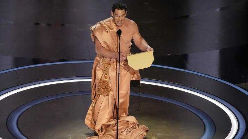 جون سينا يظهر بملابس غريبة في حفل توزيع جوائز الأوسكار