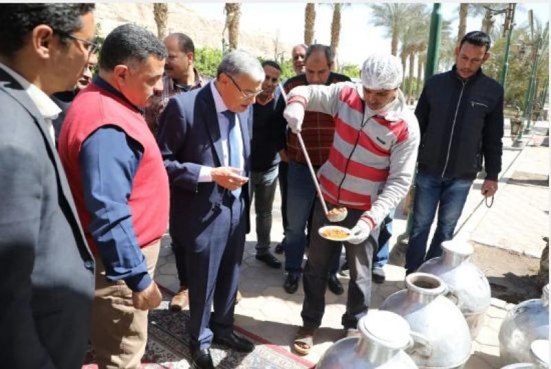 محافظ المنيا يتفقد مشروع ”قدرة الفول المدمس” لتوزيعها مجانا على الأكثر احتياجا