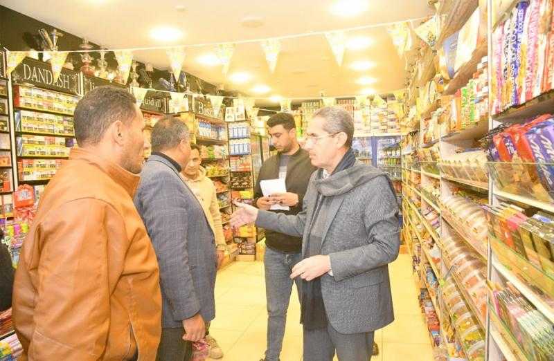 محافظ الغربية يقود حملة تفتيشية على محال بيع السلع الغذائية| صور