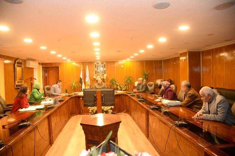 محافظ أسيوط يناقش نسب تنفيذ مشروعات ”حياة كريمة” في 7 مراكز