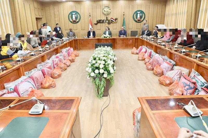 توزيع مساعدات مالية وعينية لـ205 حالات إنسانية من الأسر الأولى بالرعاية بالمنوفية