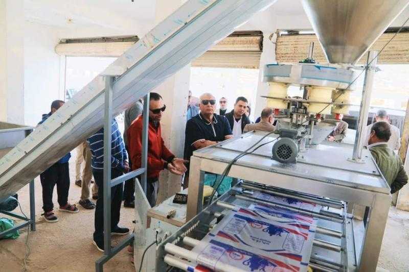 محافظ الوادي الجديد يتفقد خط تعبئة وتغليف المواد الغذائية.. صور