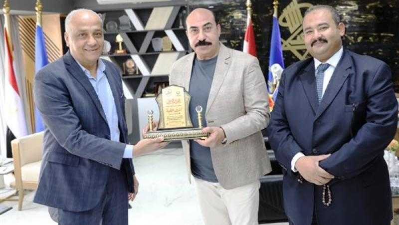 إهداء درع نادي القضاة لمحافظ أسوان تقديرا لجهوده