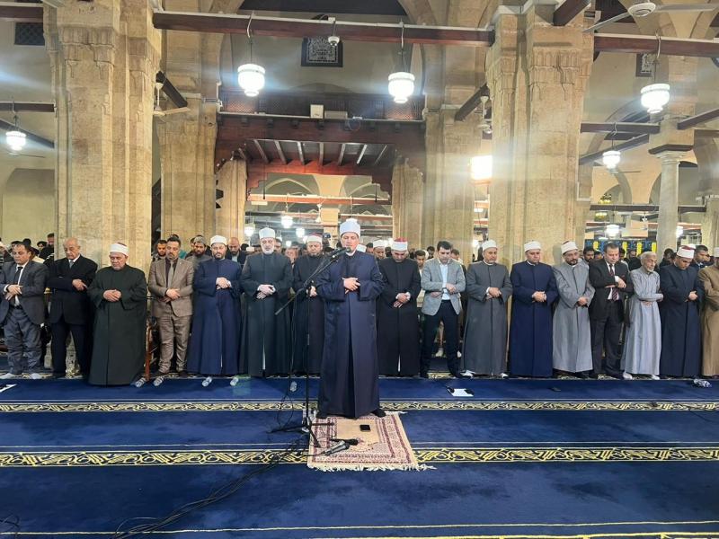 آلاف المصلين يؤدون صلاة العشاء والتراويح في الجامع الأزهر