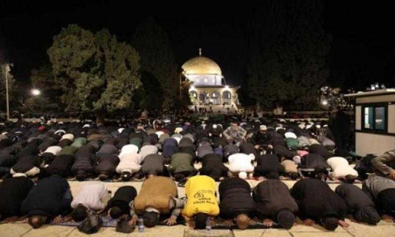 40 ألف فلسطيني يؤدون صلاتي العشاء والتراويح في رحاب المسجد الأقصى المبارك