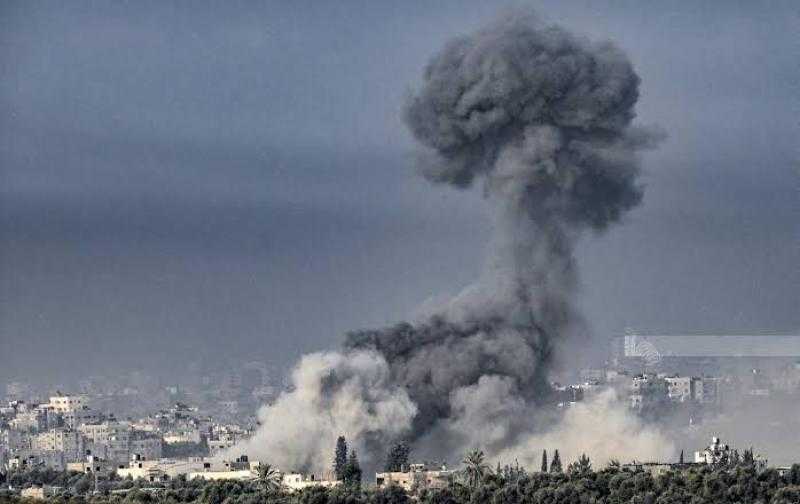 استشهاد 10 فلسطينيين إثر قصف طائرات الاحتلال الإسرائيلي مستودعا لتوزيع المساعدات في مخيم النصيرات