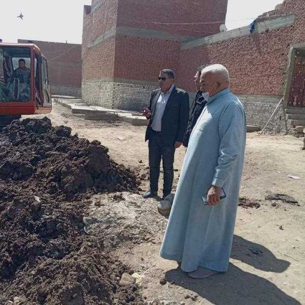 رئيس مركز سنورس يتفقد مشروع إنشاء خوازيق على بحر ترسا في الفيوم