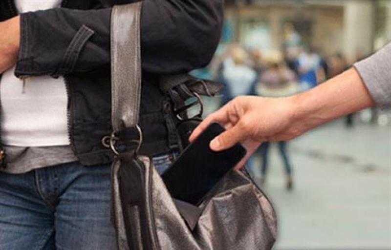 تجديد حبس متهم بسرقة الهواتف المحمولة من المواطنين في البساتين