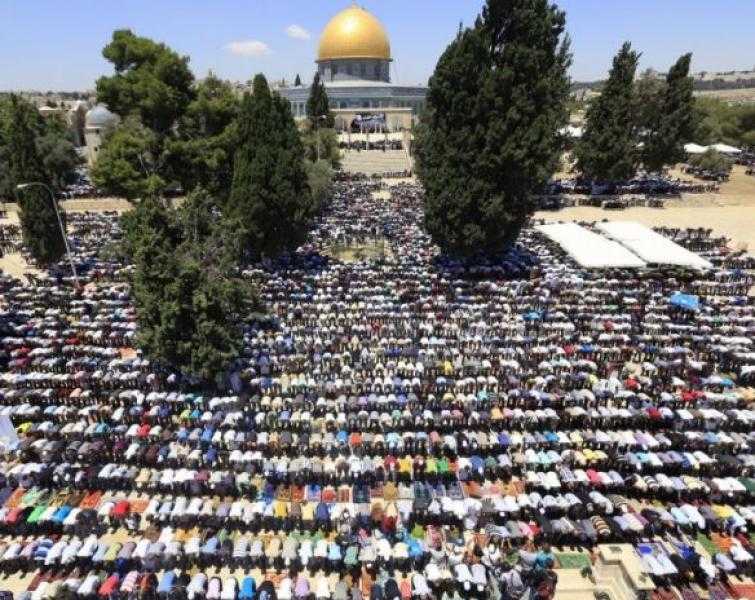 80 ألفا يؤدون صلاة الجمعة الأولى من رمضان في المسجد الأقصى