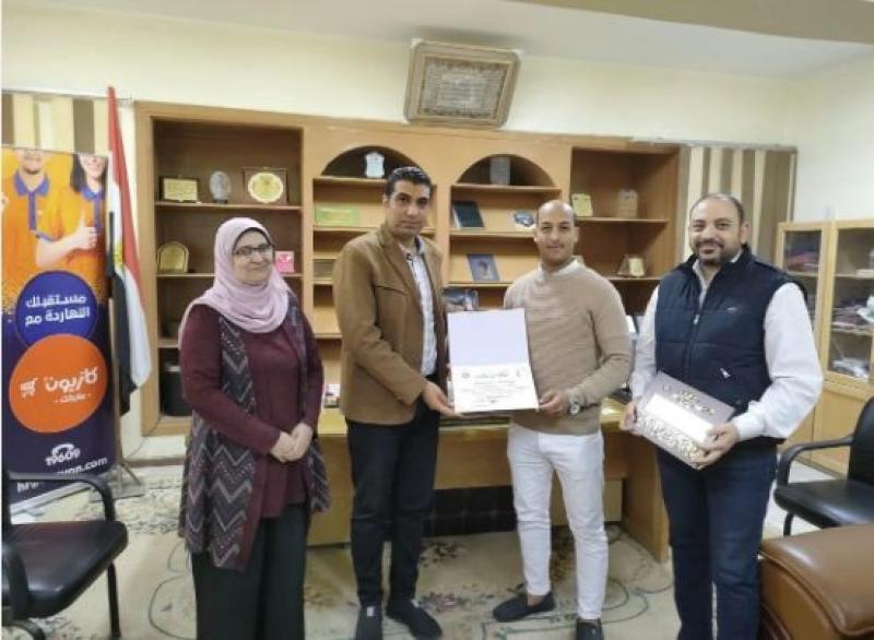 مديرية العمل بسوهاج تسلم 71 عقد عمل للشباب وذوي الهمم