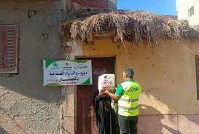 توزيع 15 طنا من المواد الغذائية على الأسر الأولى بالرعاية في قنا