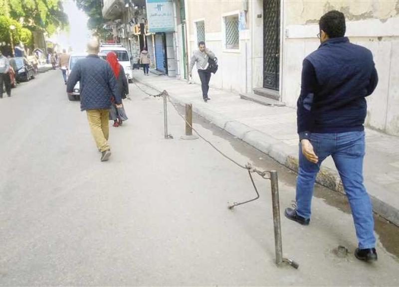 أمن القاهرة يرفع حواجز حديدية قام مواطنون بتثبيتها لحجز أماكن لركن سياراتهم بمصر الجديدة