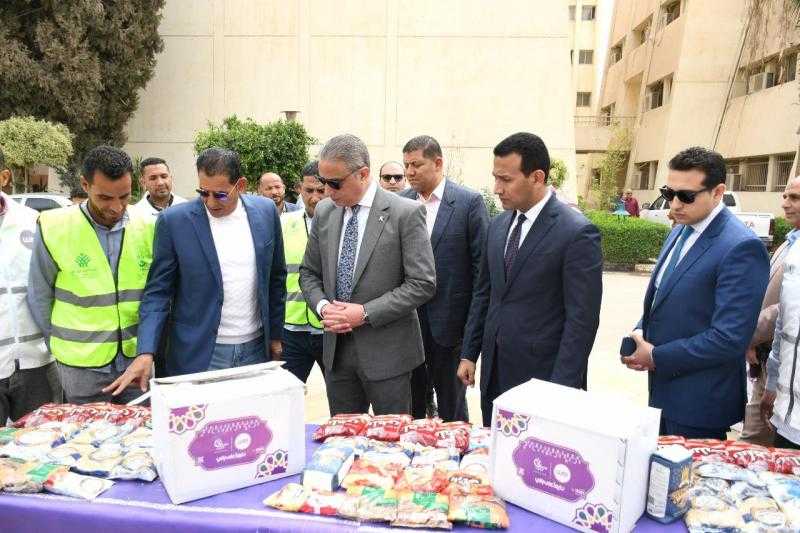 محافظ الفيوم يتفقد قافلة المواد الغذائية المقدمة من مؤسسة صناع الخير والمصرية للاتصالات