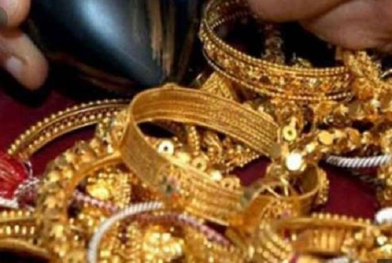 حبس سائق لاتهامه بسرقة مشغولات ذهبية من سيدة بالقاهرة