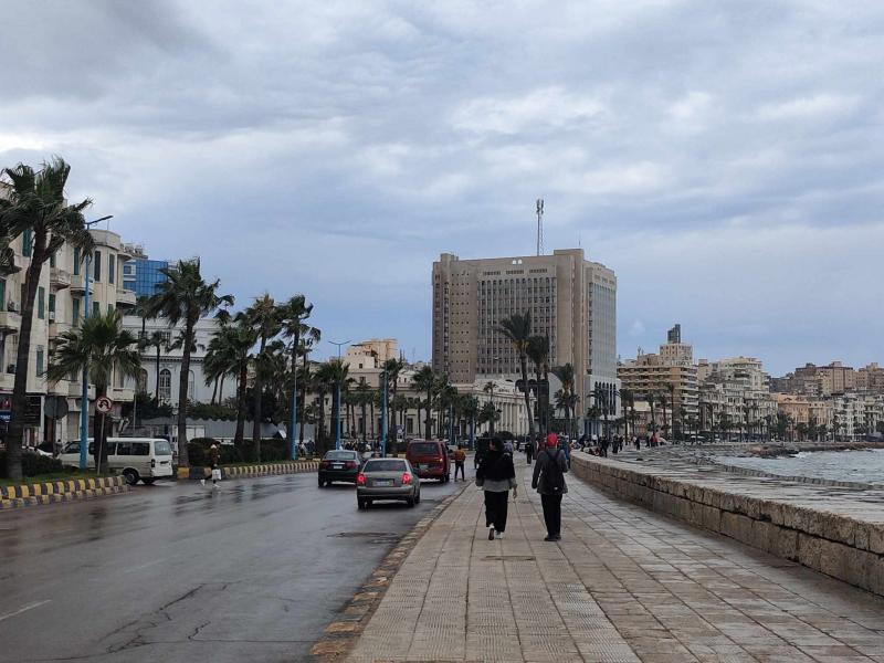 نوة الشمس الكبرى تضرب عروس البحر المتوسط.. أمطار غزيرة فى الإسكندرية الآن