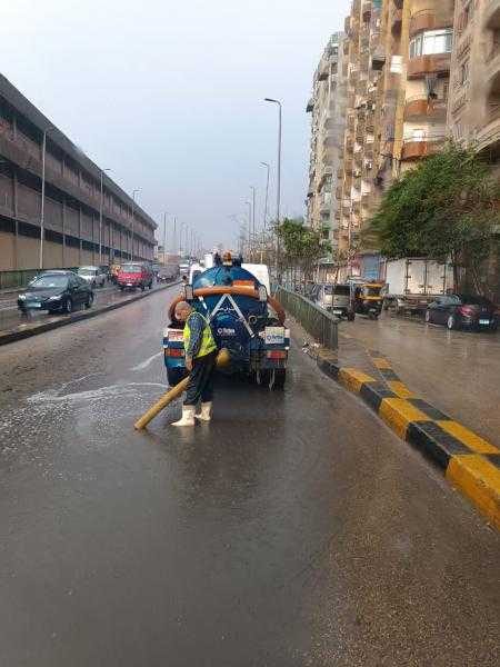 رئيس القابضة للمياه يتابع جهود شركات الصرف الصحي أثناء التعامل مع مياه الأمطار في مختلف المحافظات
