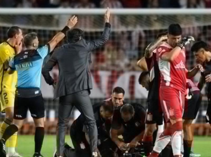 استقرار لاعب منتخب تشيلي بعد سقوطه خلال مباراة في الدوري الأرجنتيني