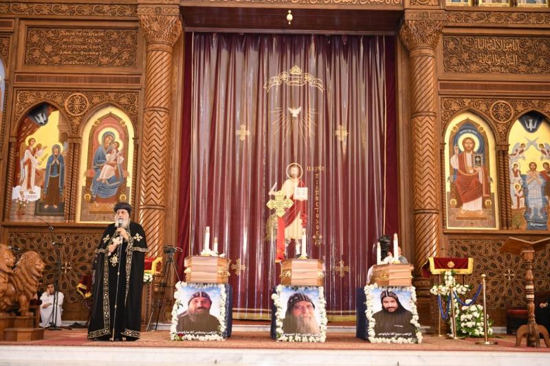 البابا تواضروس يصلي ”تجنيز الرهبان الشهداء” بالكاتدرائية.. صور
