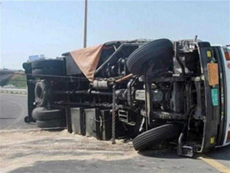 دون خسائر في الأرواح.. انقلاب سيارة نقل على طريق الإسكندرية الصحراوي