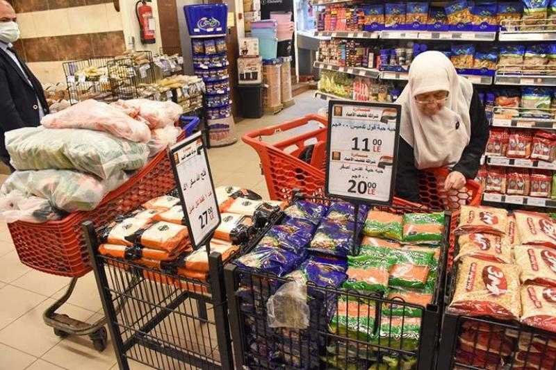 رئيس تجارية مطروح يتفقد معرض «أهلا رمضان»