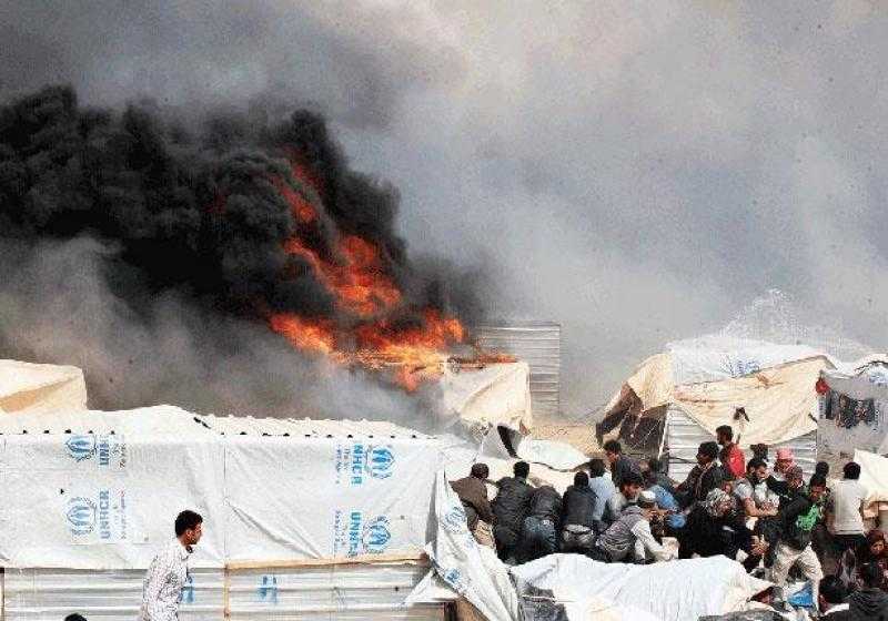 حريق يلتهم عددا كبيرا من خيم النازحين السوريين في لبنان
