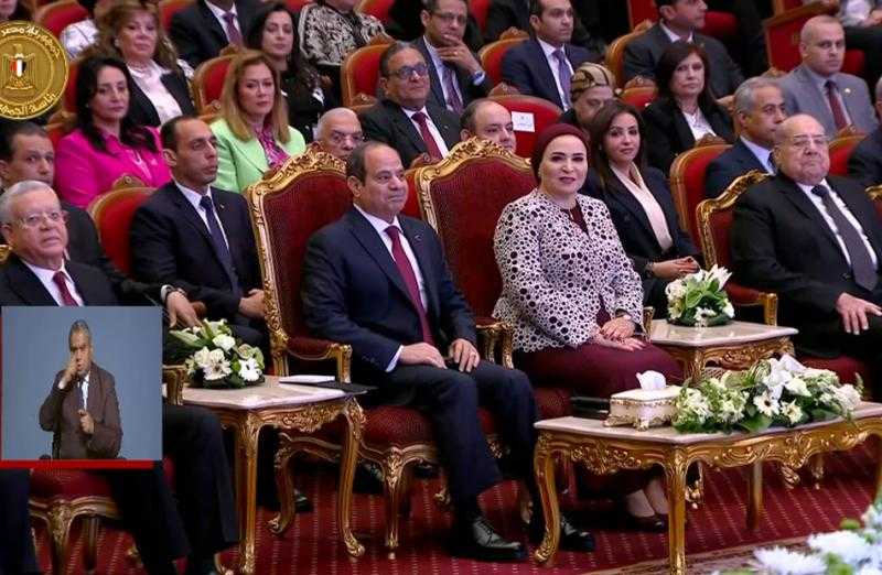 الرئيس عبد الفتاح السيسي والسيدة قرينته يشاهدان فيلما تسجيليًا حول «تمكين المرأة من ضيوف مصر»