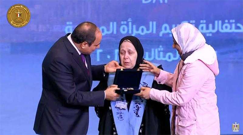 الرئيس السيسي يمنح الأمهات المثاليات وسام الكمال.. صور