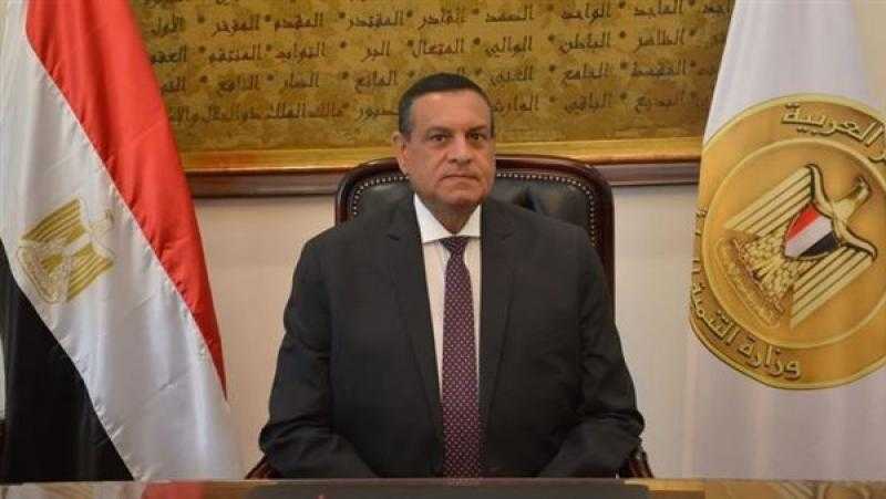 وزير التنمية المحلية يتلقى تقريرا حول متابعة الأوضاع بالمحافظات خلال إجازة العيد