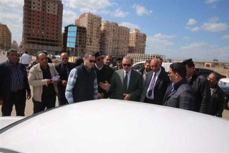 محافظ كفر الشيخ يفاجئ سائقي التاكسي بسؤال الركاب عن تطبيق التعريفة الجديدة