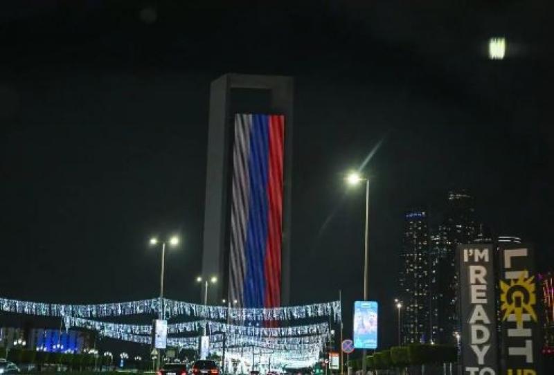 الإمارات تضيء معالمها بألوان العلم الروسي تضامنا مع موسكو