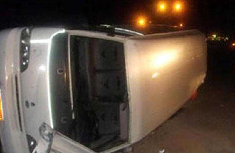 دفن جثة شخص لقي مصرعه في انقلاب سيارة ميكروباص بأكتوبر