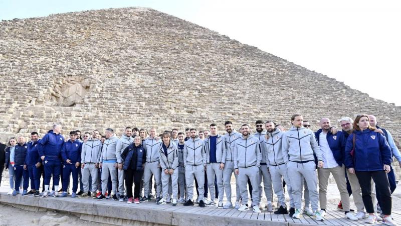 نجوم منتخب كرواتيا يستعرضون مهاراتهم أمام الأهرامات