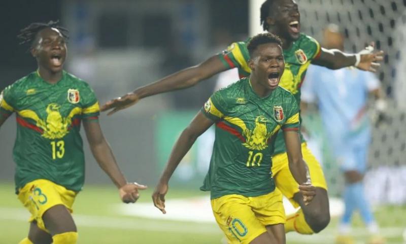 مالي تهزم نيجيريا بهدفي توريه ودومبيا